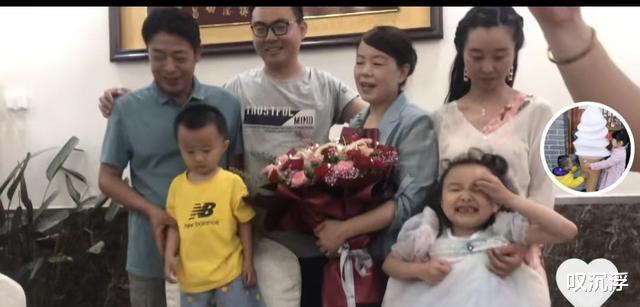许敏|许妈外甥晒照片，郭威首次和大家吃团圆饭，饭桌上紧紧拥抱许妈