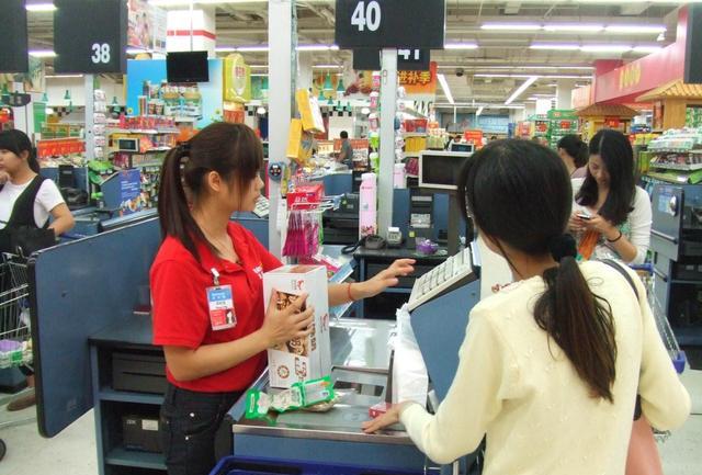 薪酬|超市月薪才2000多元，为啥没人辞职？内部员工：“傻子”才辞职