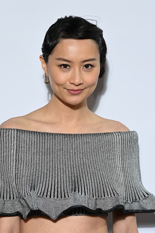 发型 陈法拉的头发选错了，个性的服装本来很时髦，发型却挺显老