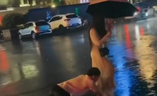 男子不愿替岳父看病,妻子觉得他不孝顺要离婚,男子雨中挽留妻子