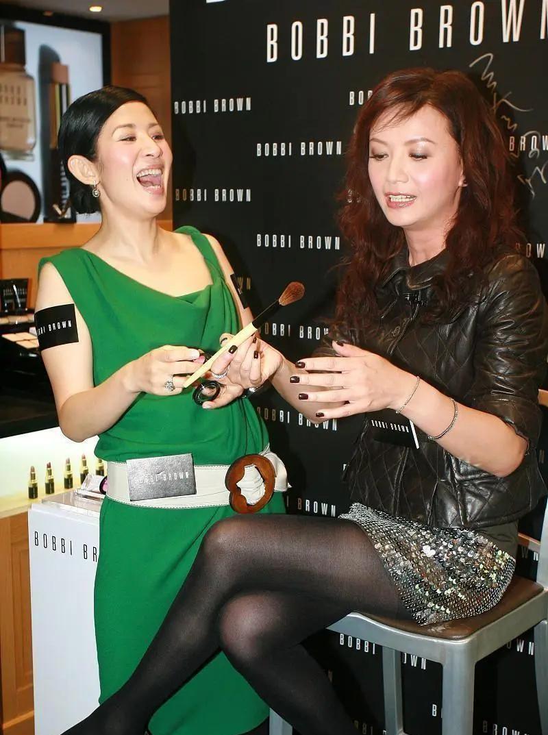 曾华倩|吴君如跟曾华倩同框，两位老同学的状态都好绝，你能看出是同岁？