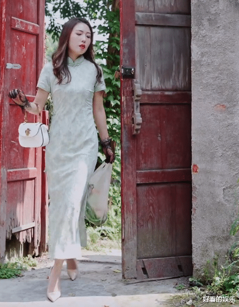 |3.6W粉的鹿小璐，撅屁股开门、戴蕾丝手套，网友：比唐小鱼还能作