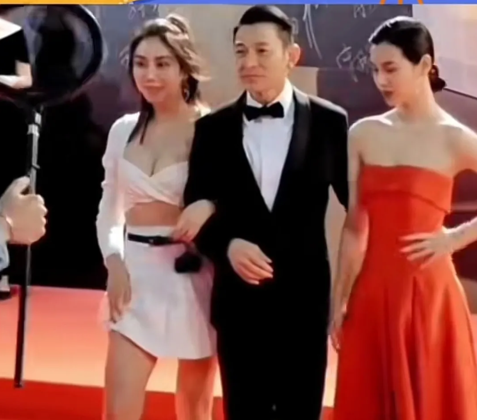 刘德华|刘德华走红毯突发意外，被网红冲上前，搂住胳膊，蹭热度明显