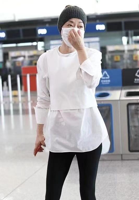 穿衣搭配|毛阿敏审美挺个性,戴发带混搭健美裤,变健美女孩太有朝气像30岁