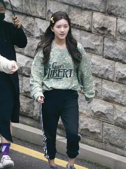 赵露思|赵露思线下被拍，生图状态引争议，网友：不像79斤