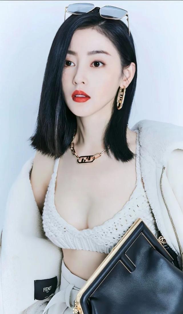 张天爱|张天爱晒出最新写真，如今的她肤白貌美性感迷人，越来越有女人味，网友赞