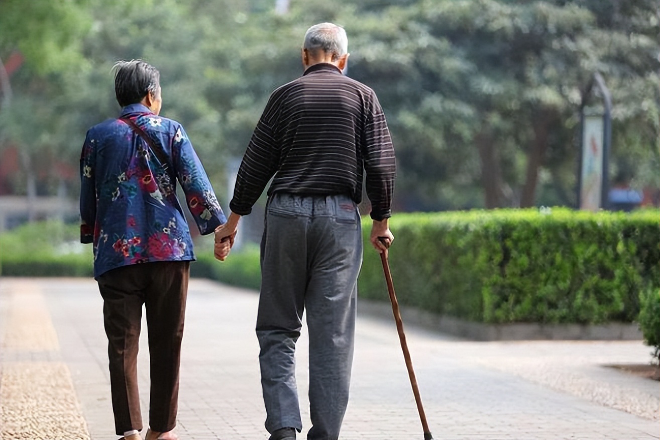 深圳市|“新型啃老”正在蔓延,家长身处其中不自知,看有你的孩子吗?