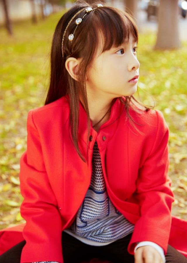 李连杰|李连杰女儿舞会照曝光，自信大方明星范，仍难逃子女不如父母定律