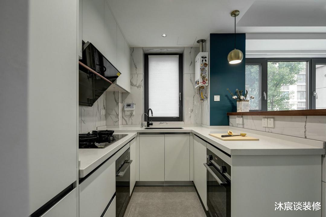 头一回装修很头痛，把厨房打通，“隐藏玄关”，没想到通透性倍增