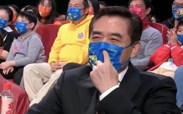 奇葩说|春晚明星搞笑瞬间：陈宝国隔口罩抠鼻子，张韶涵李荣浩大眼瞪小眼