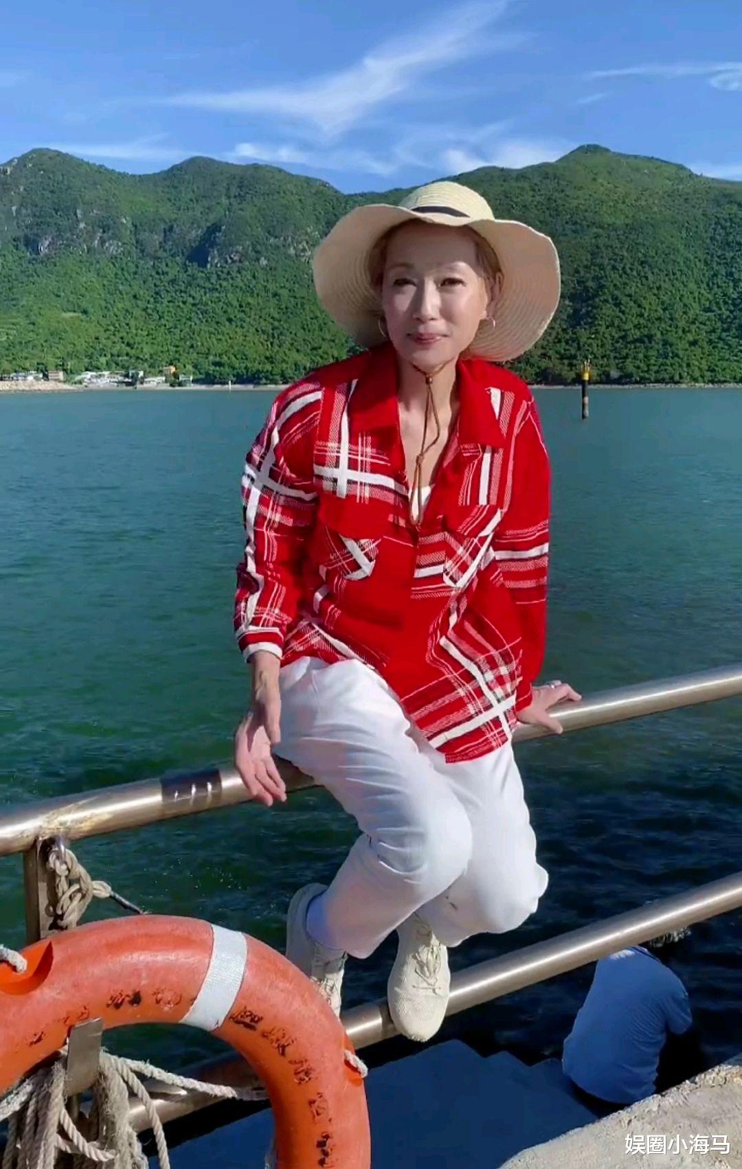 叶童|59岁叶童学跳舞,一头白发遮不住满满的少女心!潇洒心态令人羡慕