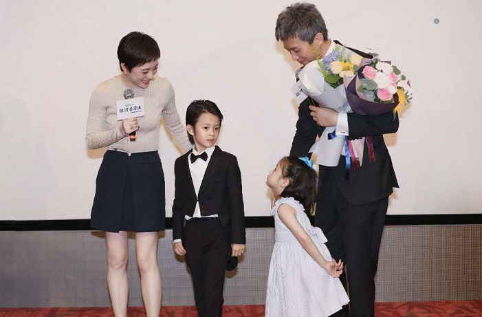 |孙俪全家乡村干农活,扛锄头下地烧柴没架子,邓超暴瘦模样认不出