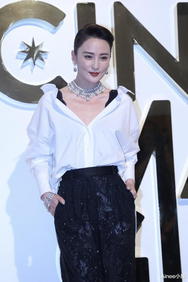 衬衫 蒋勤勤的“花瓶”身材好撩人,白衬衫配高腰裙,短发清爽还挺减龄