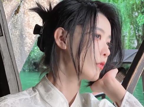 |知名女网红聂小雨再打擦边球？穿瑜伽裤开车：痕迹明显