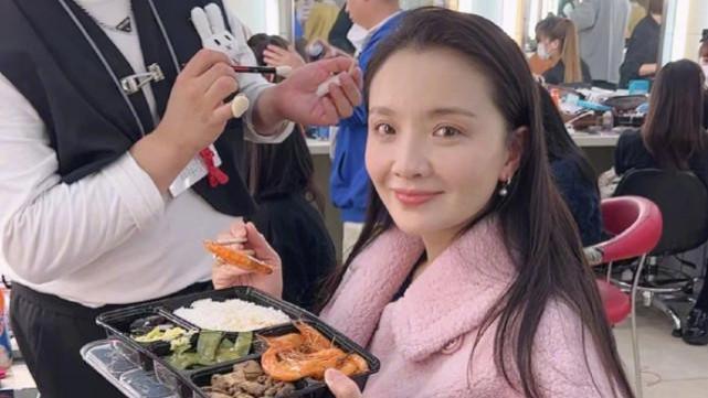 春晚|?孙茜端春晚盒饭引差评，网友称：别再上春晚了！