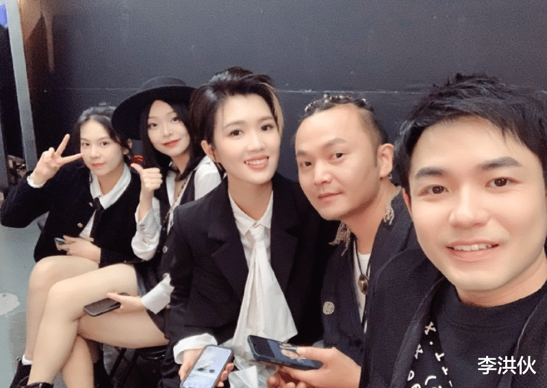 中国好声音|《好声音》冠军梁玉莹衣锦还乡，村民举办欢迎仪式，父亲一脸骄傲