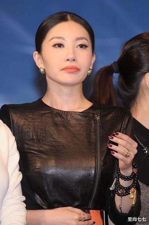 章子怡|章子怡嫂子同框关悦，打扮霸气妆却太浓，表情管理失控太尴尬