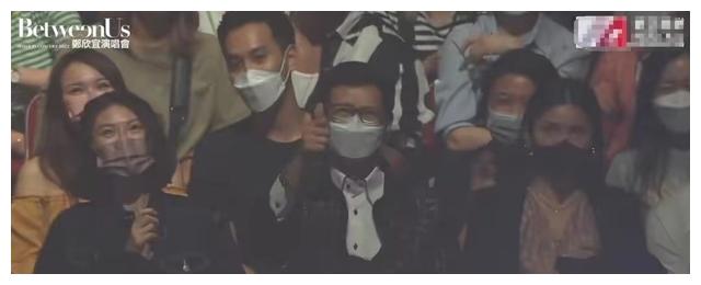 郑欣宜|郑欣宜:港圈公主用10年长大,落魄时咖啡买不起,比小龙女给力