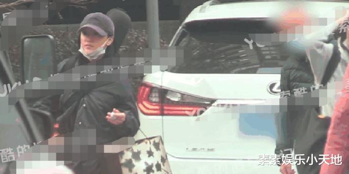 周迅|周迅卓越恋情新进展：卓越和周迅爸爸散步，周妈妈也在一起聊天