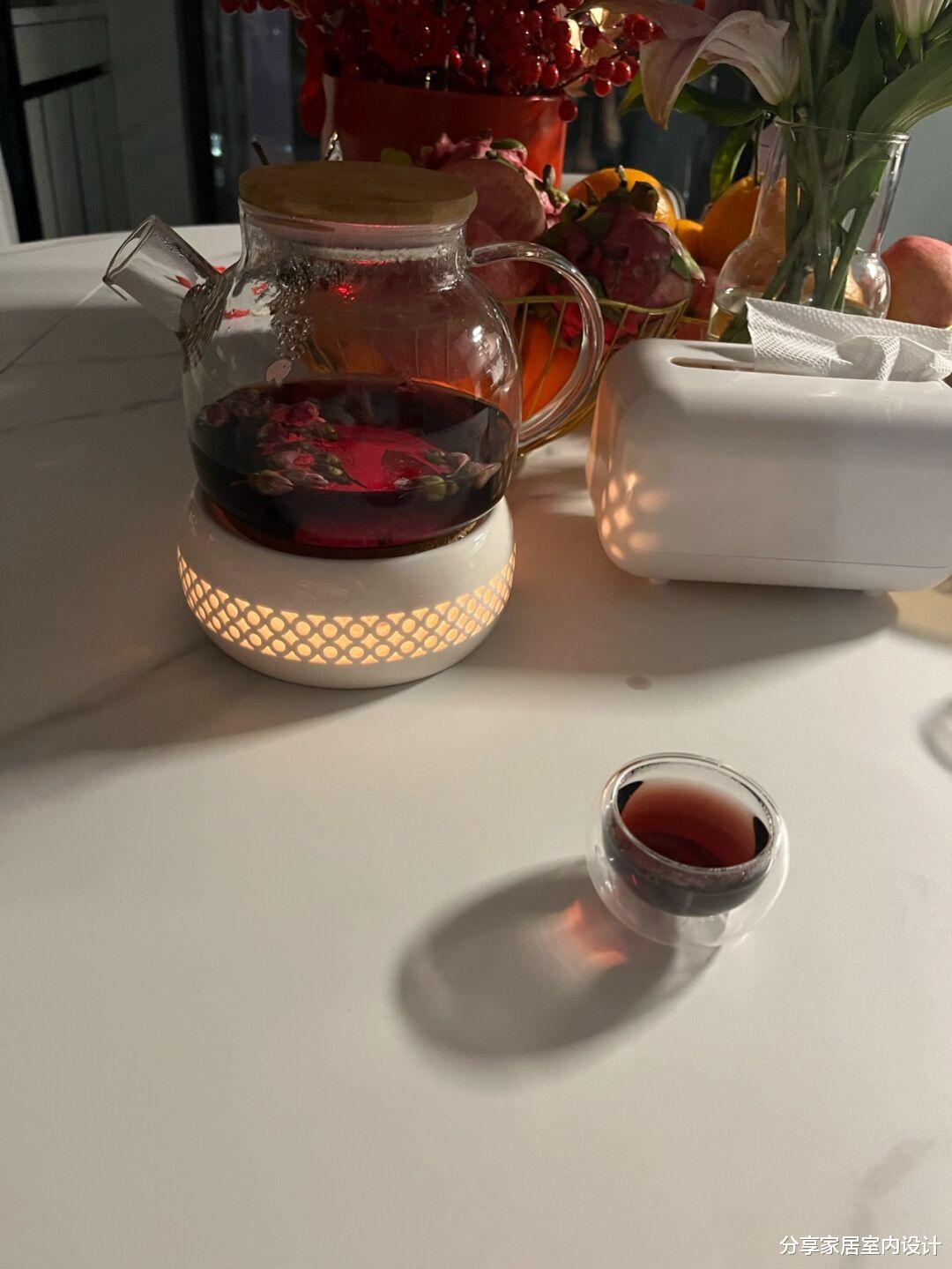 一家四口乔迁新居，全屋装修漂亮上档次，生活幸福又令人羡慕！