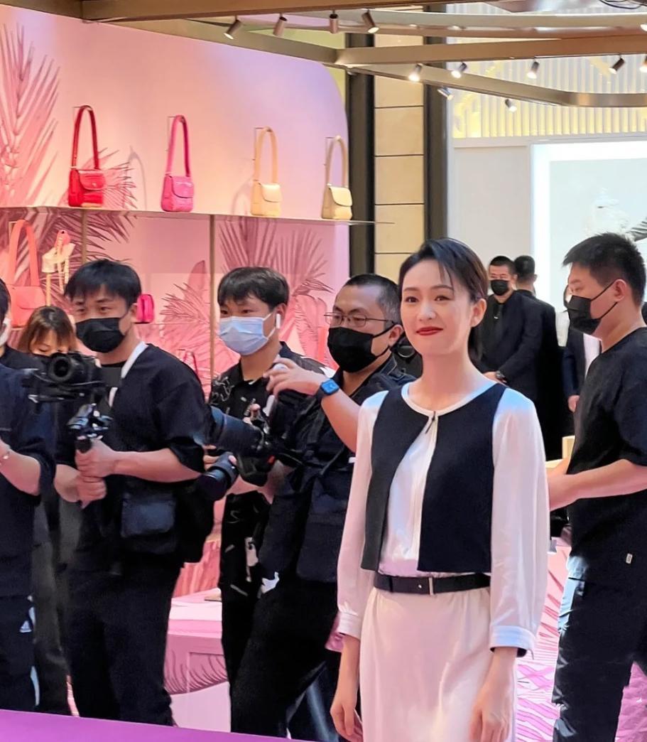 童瑶|37岁童瑶乌镇被偶遇，纯素颜现身状态超好，妆前妆后无差别