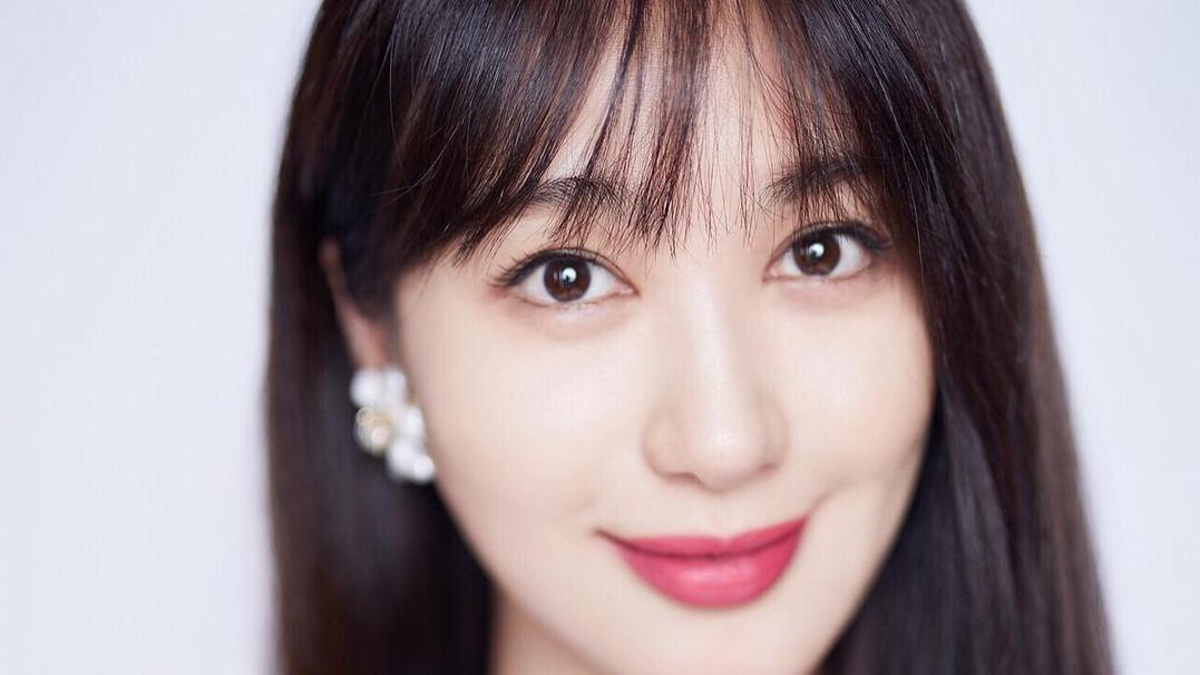 大象|国家一级演员，定居泰国生活！和大象拥抱，49岁穿着火辣妖娆美艳