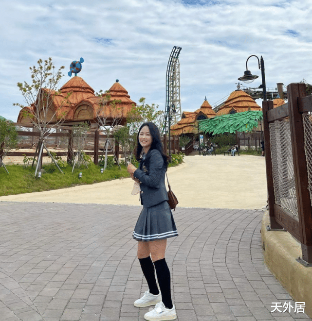 李玟|30岁亚洲足球头号女神穿JK装，携老公出游，网友：装嫩！