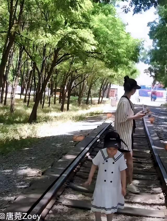 唐菀|曹云金前妻唐菀带娃出游！穿超短裤炫白嫩细腿，女儿肉嘟嘟好可爱