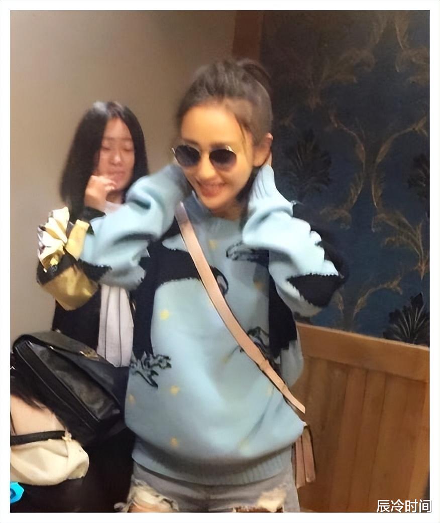 李宇春|在餐桌上拍到佟丽娅，脸上了年纪但没到老阿姨的地步，还是很漂亮