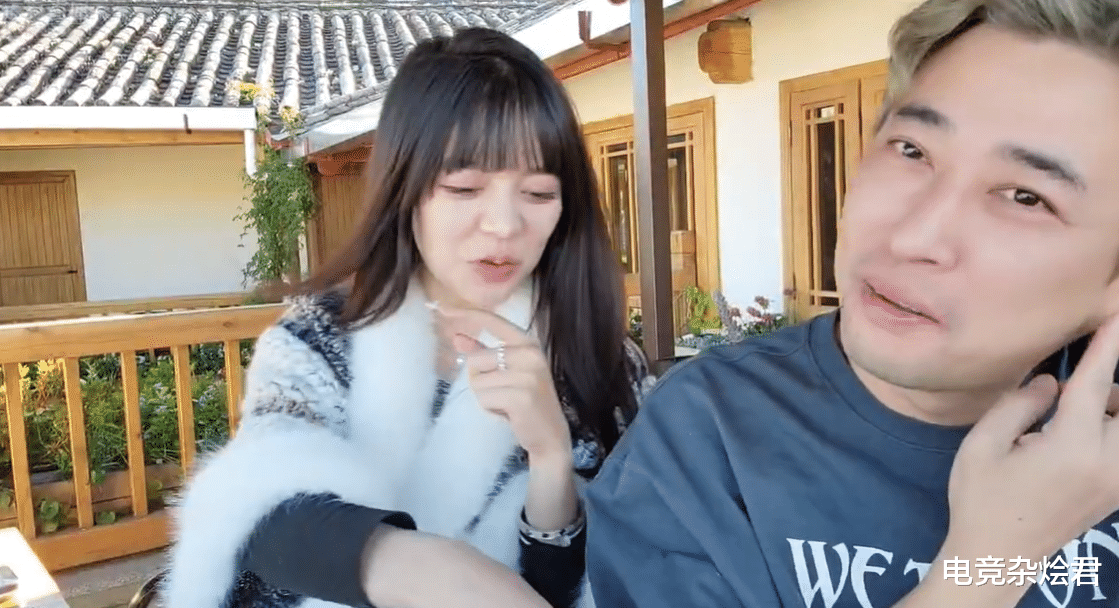 汤唯|钱小佳与女友同框直播,女友穿黑丝出镜,钱小佳直播吃独食