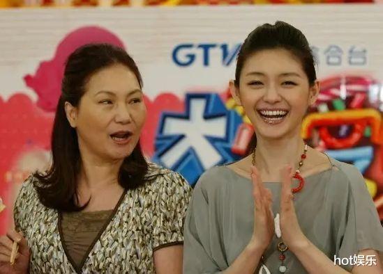 汪小菲|汪小菲深夜醉酒直播，身后婚纱照引关注，是大S还是张颖颖？