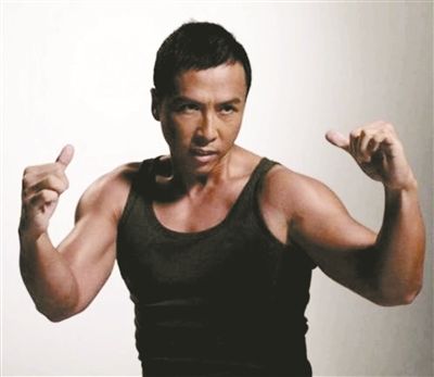 成龙|李连杰才是“功夫之王”?成龙、李小龙和甄子丹连武英级都算不上