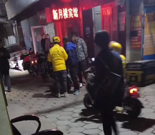 被电动车灯闪到后,山西一男子拦住外卖员,让他找站长出来说话