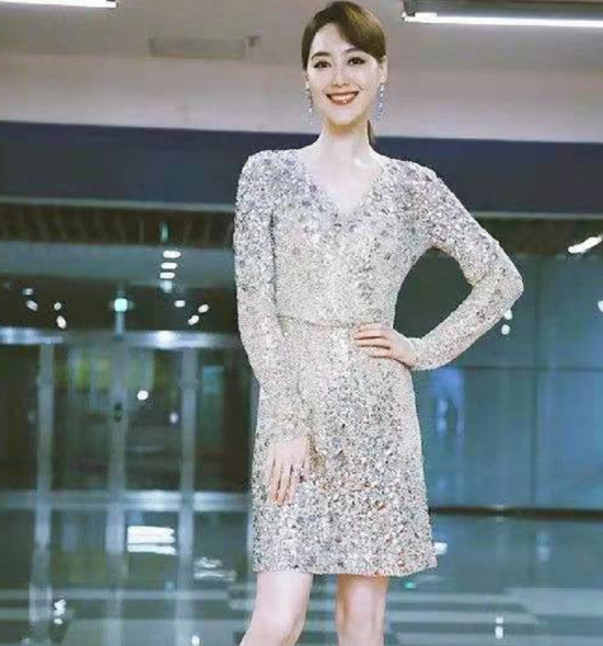 唐嫣|唐嫣跨界主持东方台春晚!与好闺蜜王冠同台,一哥曹可凡坐镇