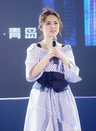 阿娇|阿娇瘦了真好看，穿印花长裙演绎公主风，同框阿Sa略显成熟。