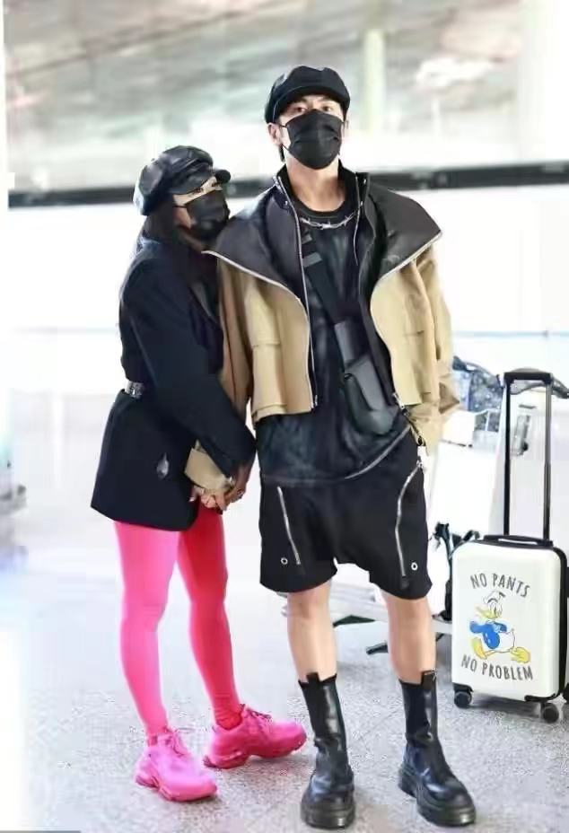 钟丽缇|钟丽缇长女晒性感照！穿黑蕾丝内衣让人移不开眼，仅穿一层纱遮掩