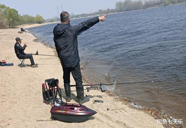 摄像头|辽宁:多位老者在浑河边垂钓,鱼竿上装个摄像头,啥操作?