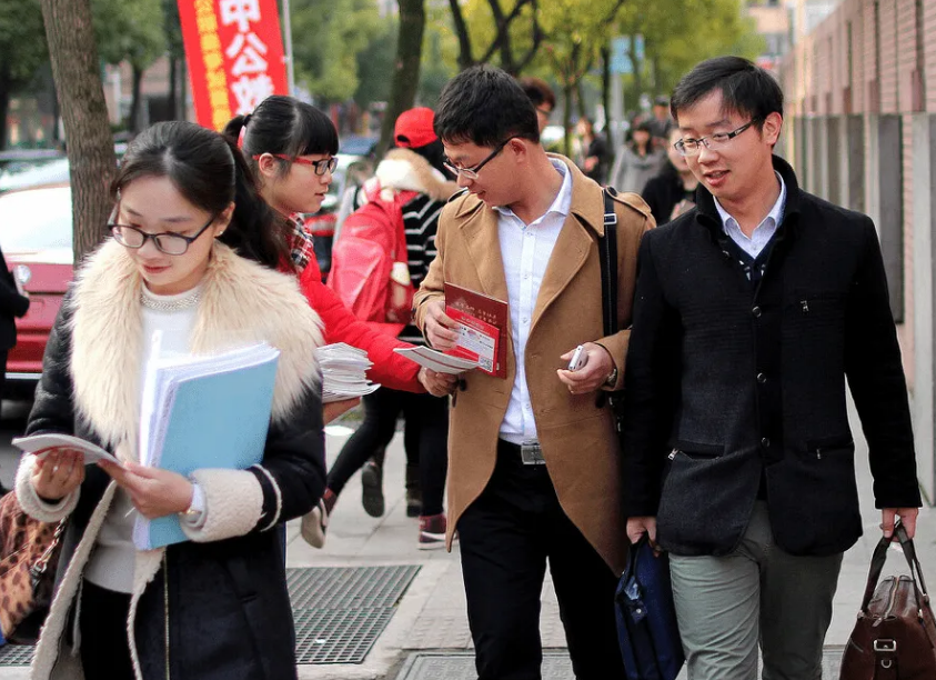 |“感觉自己被孤立”，普通家庭出身的男生，刚考上公务员就想辞职