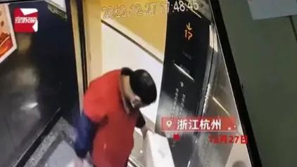 浙江杭州，某小区的电梯在第17楼停了下来。电梯门打开后，一位老年男子拿着一袋垃圾走进了