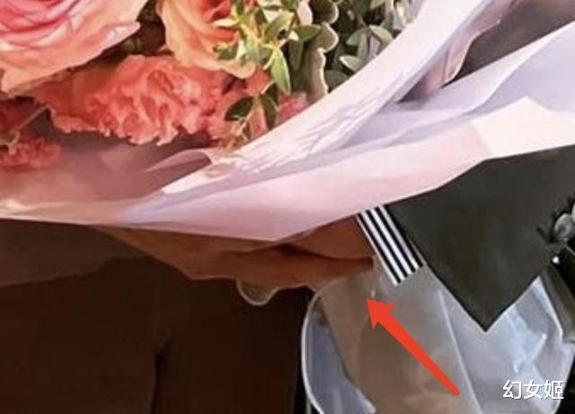 朱玲玲|霍启刚庆祝母亲节，儿女们为郭晶晶献花，63岁妈妈朱玲玲年轻漂亮