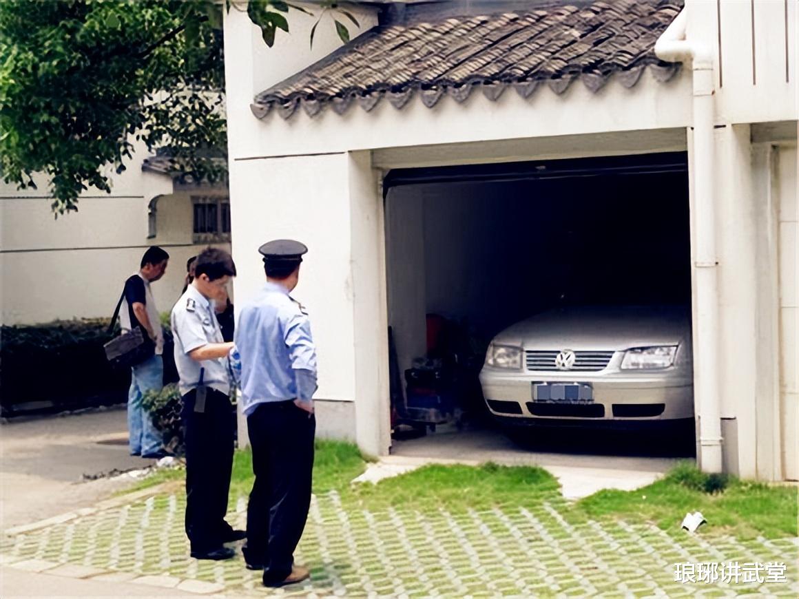 2019年,河北女子和情人车内偷欢,因一氧化碳中毒,双双裸死车库
