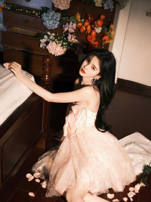 鞠婧祎|鞠婧祎不愧是“4000年美女”，穿抹胸裙扮在逃公主，身高何止159