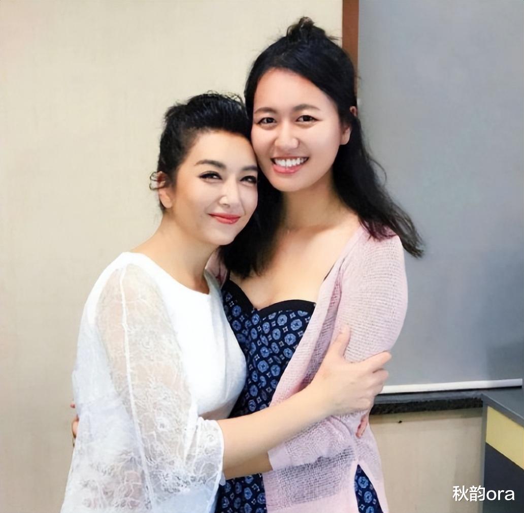 靳东|靳东:与离过婚的江珊同居5年,却为何转身娶了二婚的李佳?