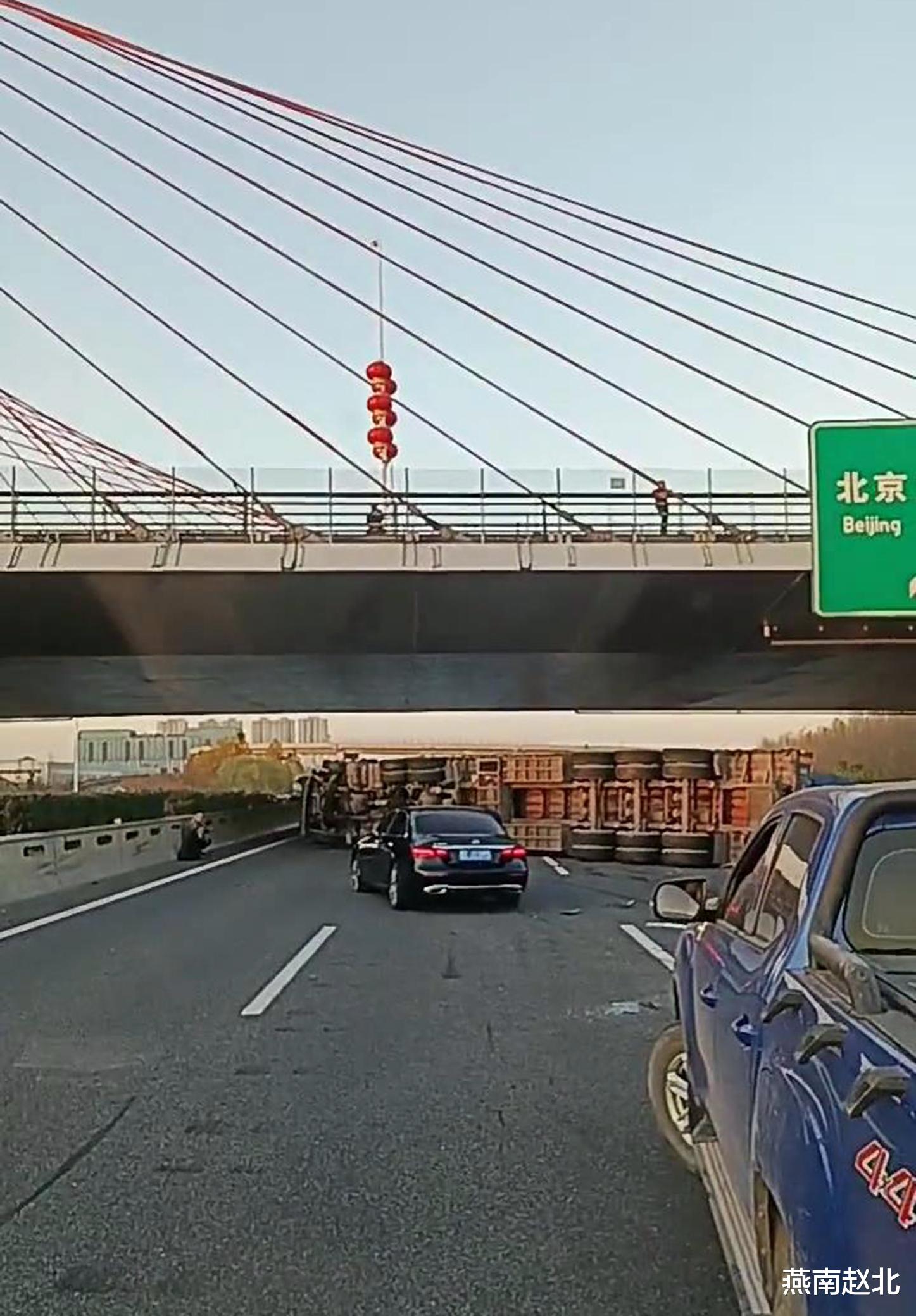 保定一豪车逼翻大货车,网友:太任性太豪横