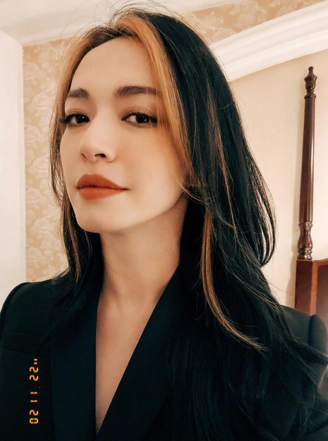 姚晨|姚晨染酷炫金发,形象变化太大,魅力四射,像谷爱凌?