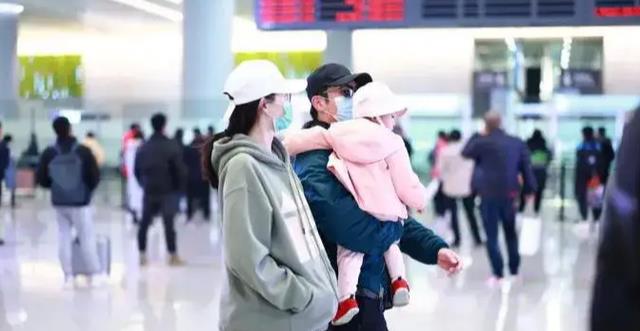 成龙|程晓玥罕见在豪宅内直播，和郑恺分手后至今单身，豪宅内很空旷