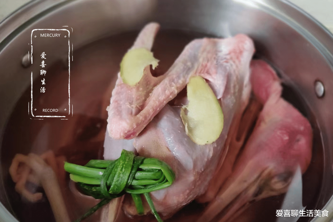 “夏季多喝汤，好处一箩筐”，这汤清香鲜美不油腻，适合中老年人