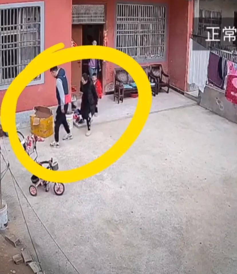 3岁女孩转眼不见了,急坏了家人,“灯下黑”,照看孩子注意事项