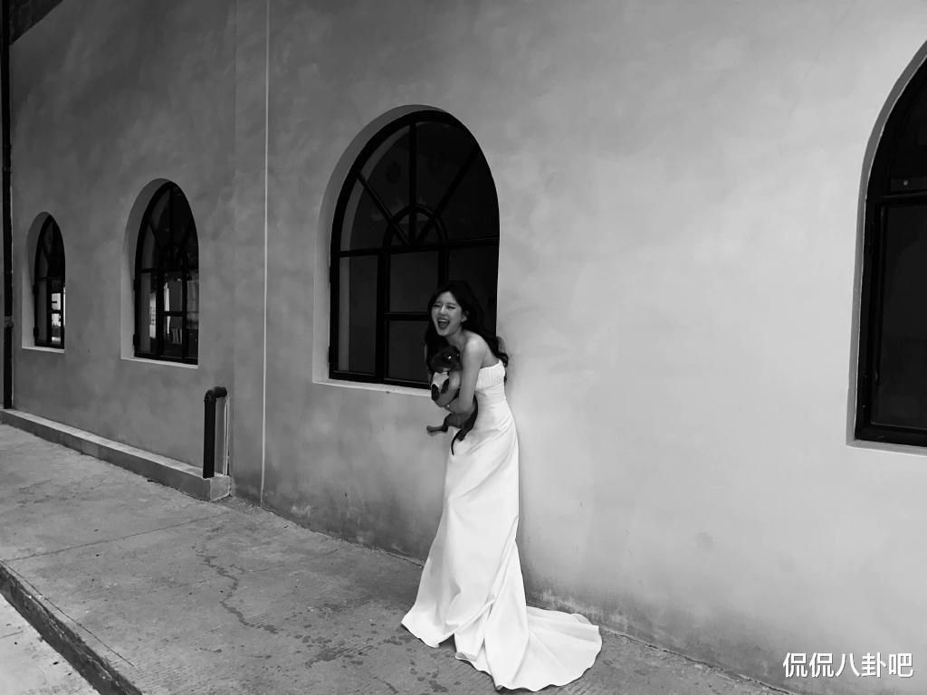 赵露思|赵露思晒白裙live随拍，灿烂笑容感染力十足！谁不爱看美女呢？