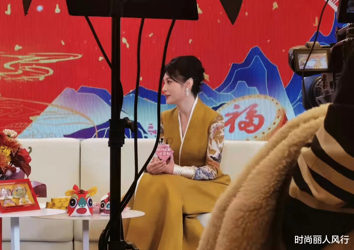 春晚|52岁周涛终于回归春晚！参加山东春晚彩排，穿国风礼服比在央视美